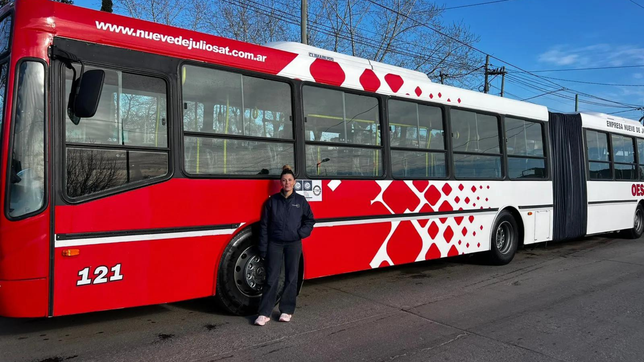 una mujer hace historia en la linea oeste de la plata y maneja el micro doble que recorre la ciudad