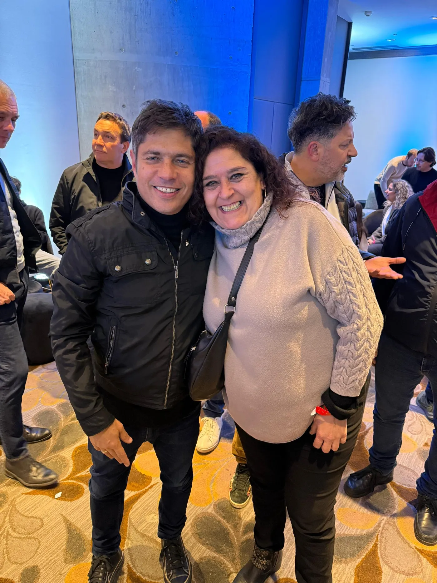 González junto al gobernador Axel Kicillof, cuya gestión defendió en la Legislatura