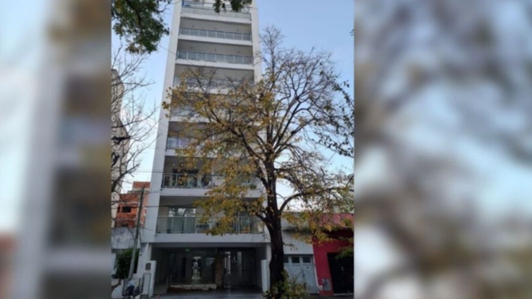 Conmoción en La Plata: una mujer cayó de un séptimo piso y murió en plena calle