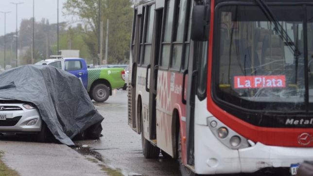 impactante accidente en la plata: chocaron un micro con un auto y murieron dos personas