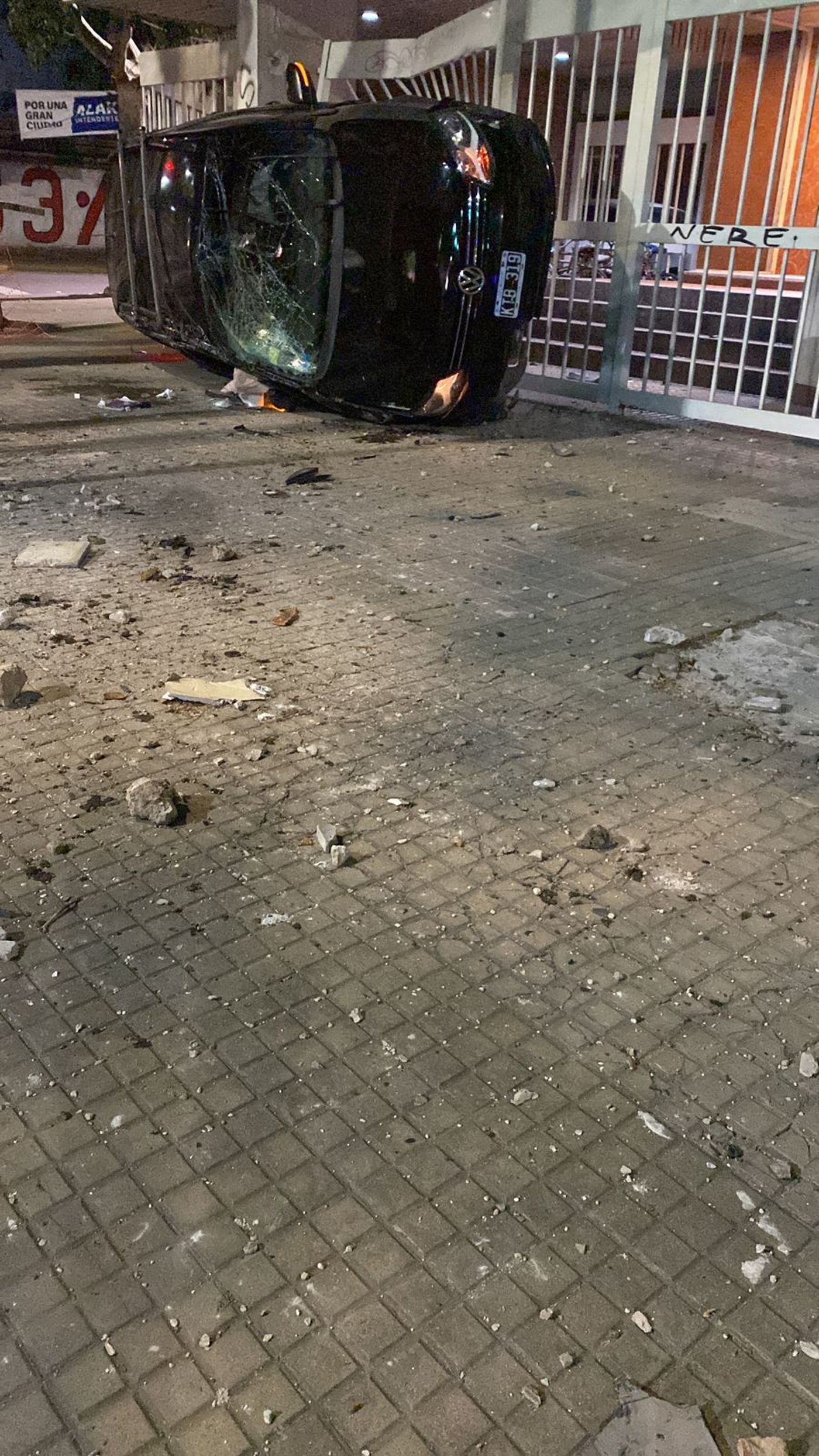 Tras el choque, el auto quedó volcado sobre uno de sus lados, en la esquina de 1 y 57, frente al estadio de Estudiantes de La Plata.