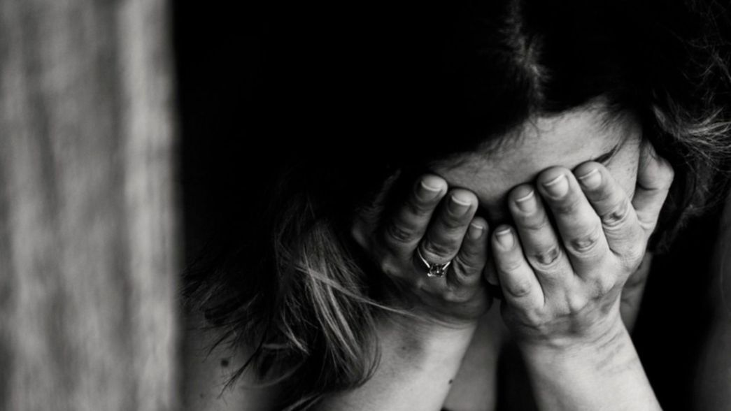 Una mujer denunció que fue abusada por su mejor amiga mientras dormía con su hijo en La Plata