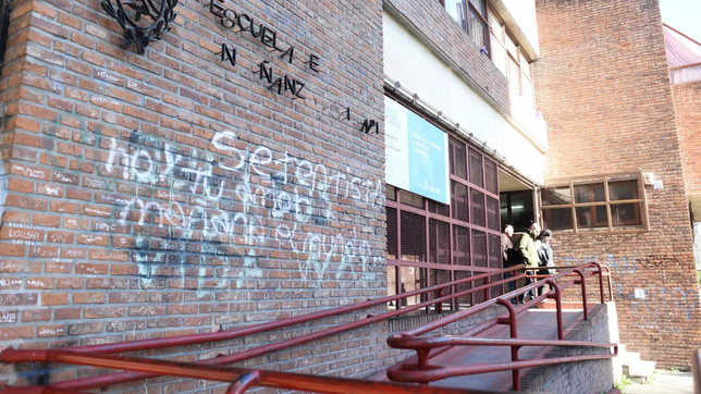 docentes de una escuela de la plata denuncian agresion de padres y realizan un abrazo