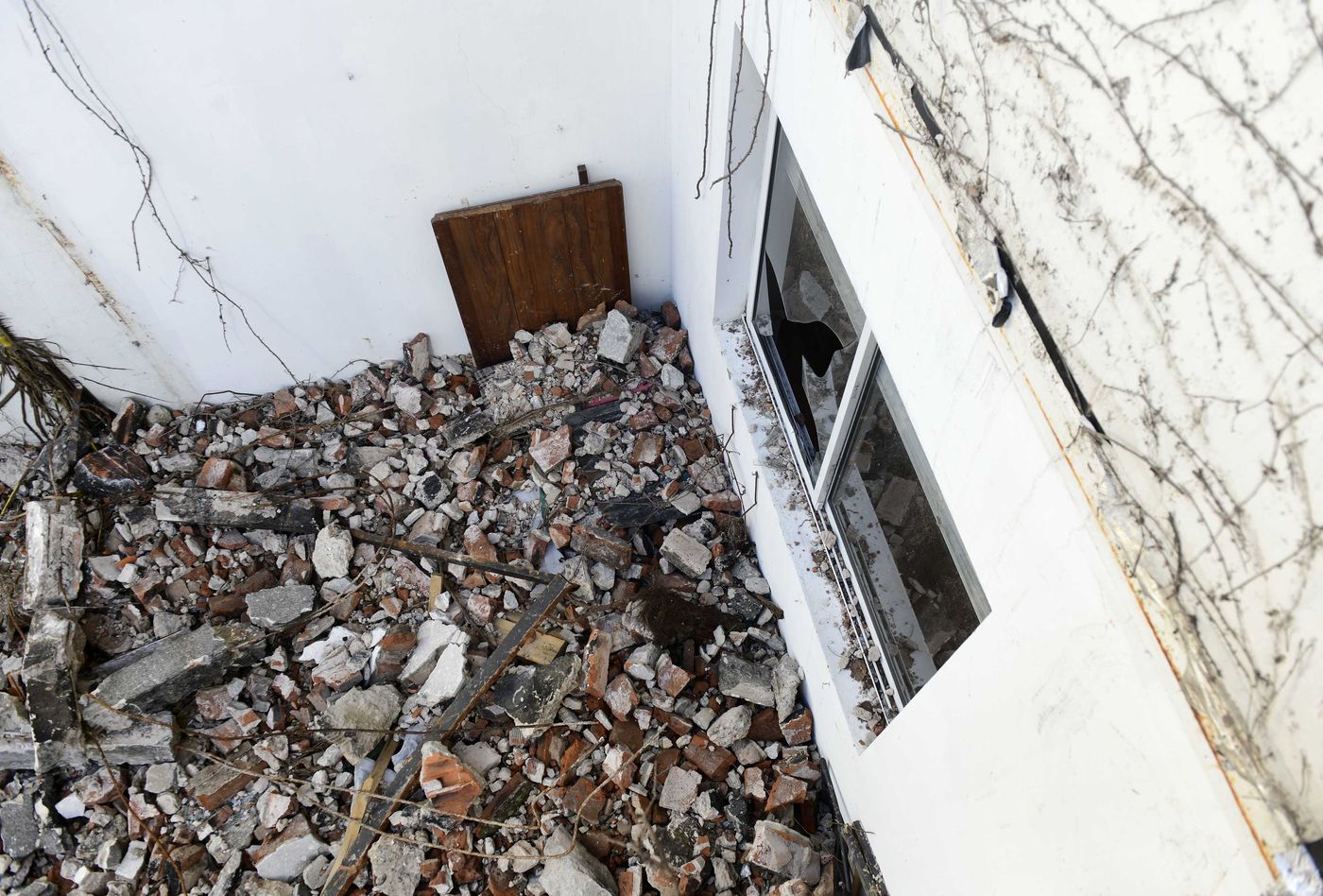 Los escombros descansan en el patio del departamento de planta baja, que todav&iacute;a no est&aacute; autorizado para ser ocupado nuevamente