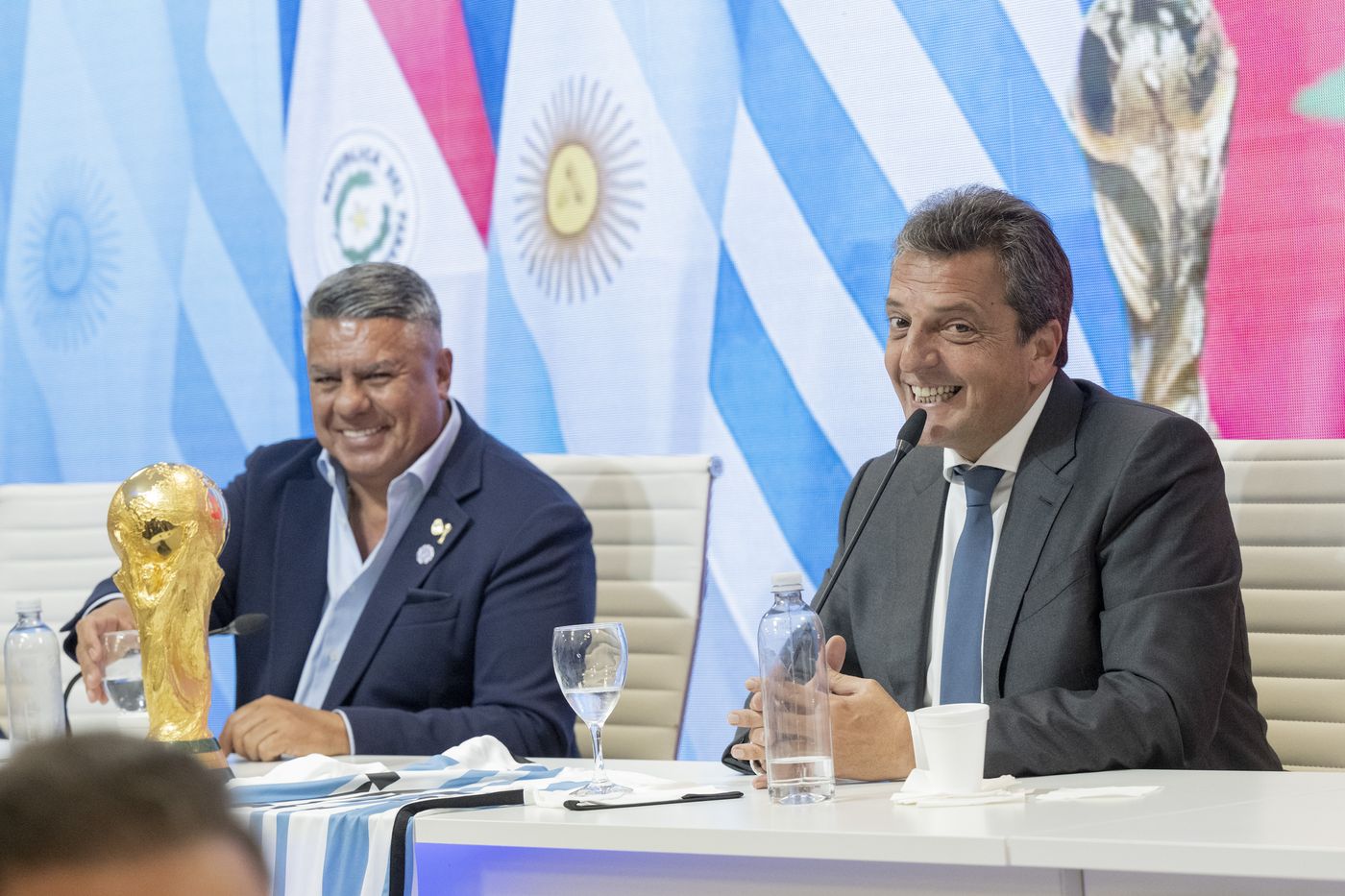Claudio Tapia confirmó días atrás junto al ministro de Economía de la Nación, Sergio Massa, que la Selección Argentina debutará en el país por el Mundial 2030. Claudio Tapia confirmó días atrás junto al ministro de Economía de la Nación, Sergio Massa, que la Selección Argentina debutará en el país por el Mundial 2030.