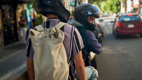 Ladrones con mochila de Rappi asaltaron en La Plata a un chofer de Uber Moto Ladrones con mochila de Rappi asaltaron en La Plata a un chofer de Uber Moto
