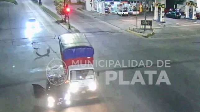 video: extrano choque de costado en 13 y 520 entre un auto y un camion