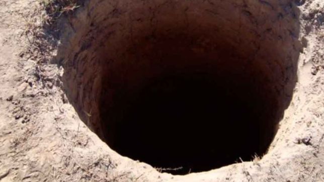 dramatico rescate de un hombre que cayo a un pozo ciego en la plata y termino fracturado