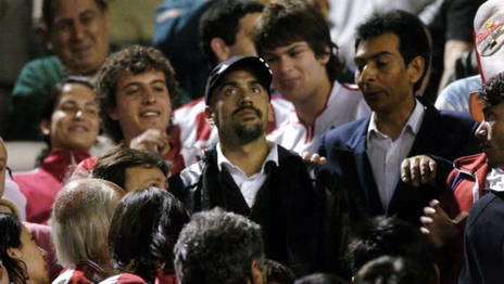 El día que Verón estuvo en la tribuna alentando a Estudiantes como un hincha más El día que Verón estuvo en la tribuna alentando a Estudiantes como un hincha más