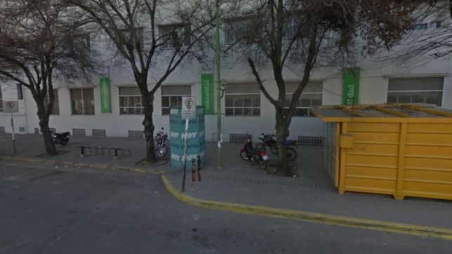 el emotivo cartel de un kiosco de diarios platense que cerro despues de 92 anos