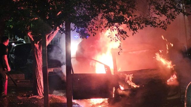 tension en un barrio de la plata por el incendio de un auto en plena calle