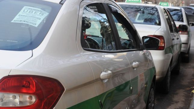 un chico de 16 anos y una chica de 17 amenazaron y asaltaron con un arma a un taxista