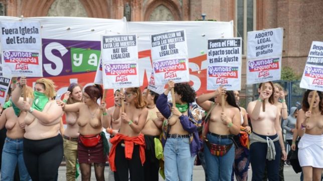 ?contra los privilegios?, hubo un tetazo anticlerical frente a la catedral de la plata