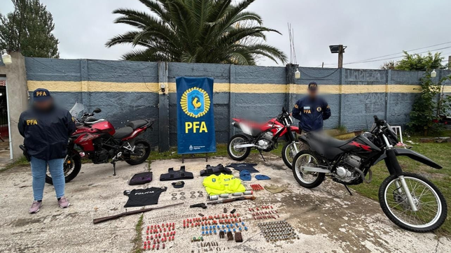 los elementos policiales secuestrados a la banda que ataco a un banco provincia en la plata