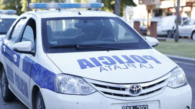 entro a robarle al vecino, le rompio las ventanas a piedrazos y le baleo la casa