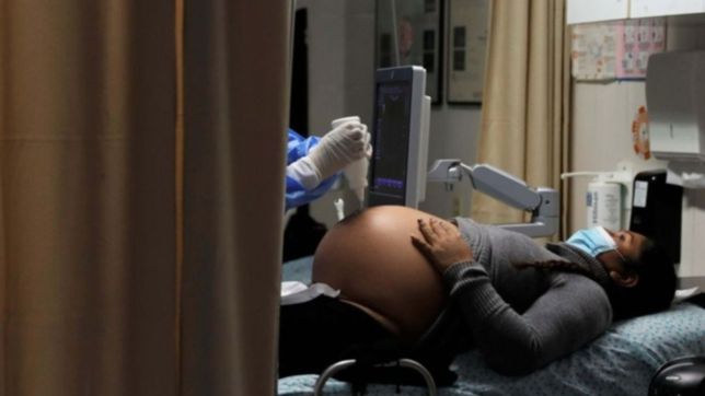 la provincia comenzo a vacunar contra el covid-19 a embarazadas con factores de riesgo