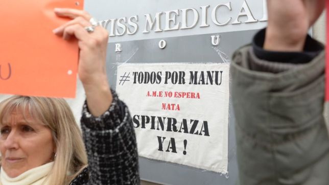emotiva movilizacion frente a swiss medical para luchar por la vida de manu
