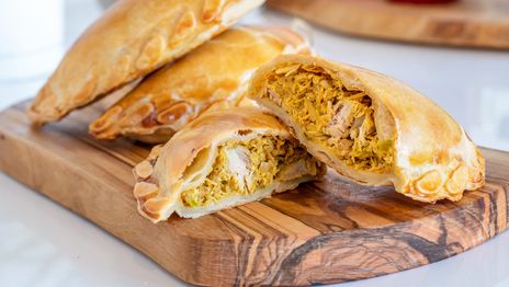 Entró a robar a una casa de La Plata y como no se pudo llevar el televisor le comió las empanadas al dueño