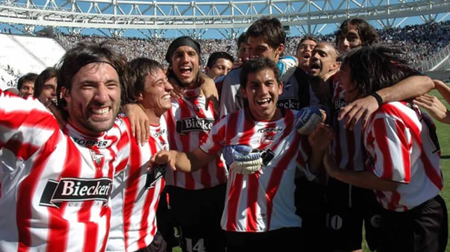 recuerdos de octubre para estudiantes con el 7 a 0 como bandera