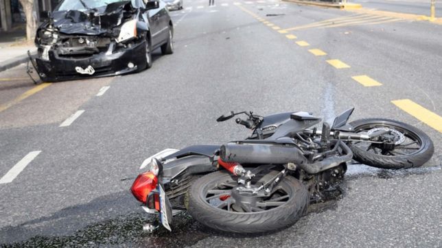 murio una joven que viajaba en moto con amigas cuando fueron impactadas por un auto