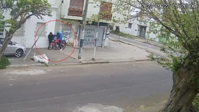 video: un motochorro forcejo con un chico que iba camino al colegio y le robo en la plata