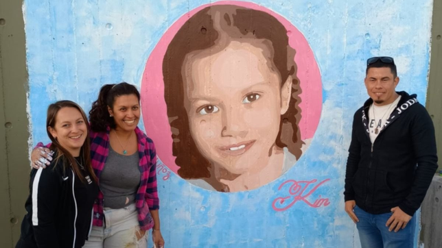 pintaron un mural en homenaje a kim gomez en la esquina donde fue el robo en el que la asesinaron