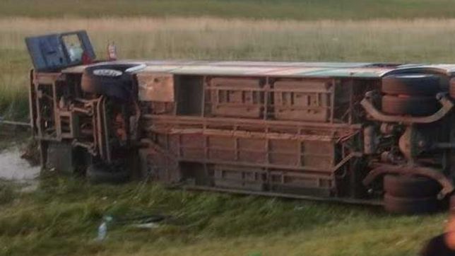 tragedia en la ruta: un micro que venia a la plata volco y hay cinco muertos