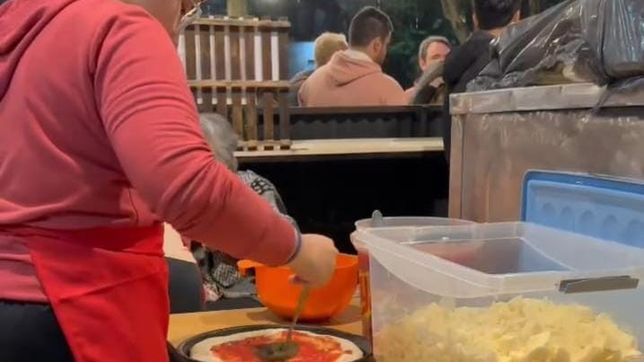 reabrio la pizzeria que se incendio y los empleados le cocinaron a todos los que los ayudaron