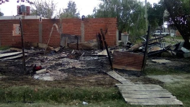 crimen en el carmen: quemaron la casa del acusado de matar a un joven de 23 anos