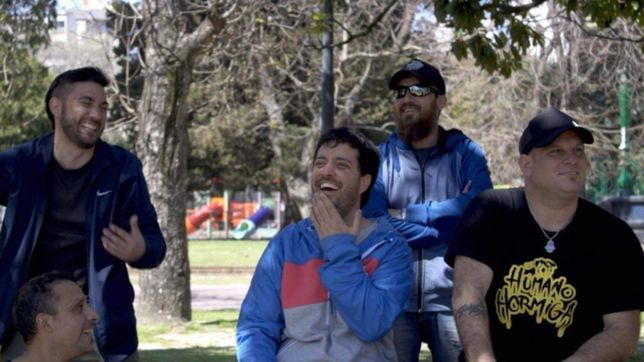 humano hormiga toca despues de mucho tiempo en su ciudad