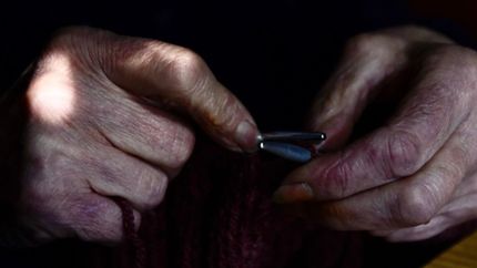 Amenazaron a una abuela con arrancarle la oreja con una pinza para robarle en La Plata
