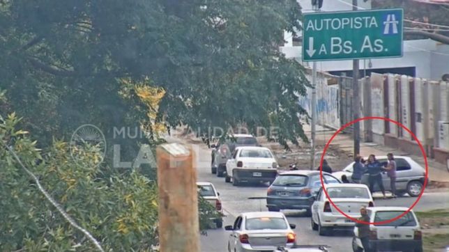 video: un grupo de mujeres se peleo en plena calle y la policia tuvo que separarlas