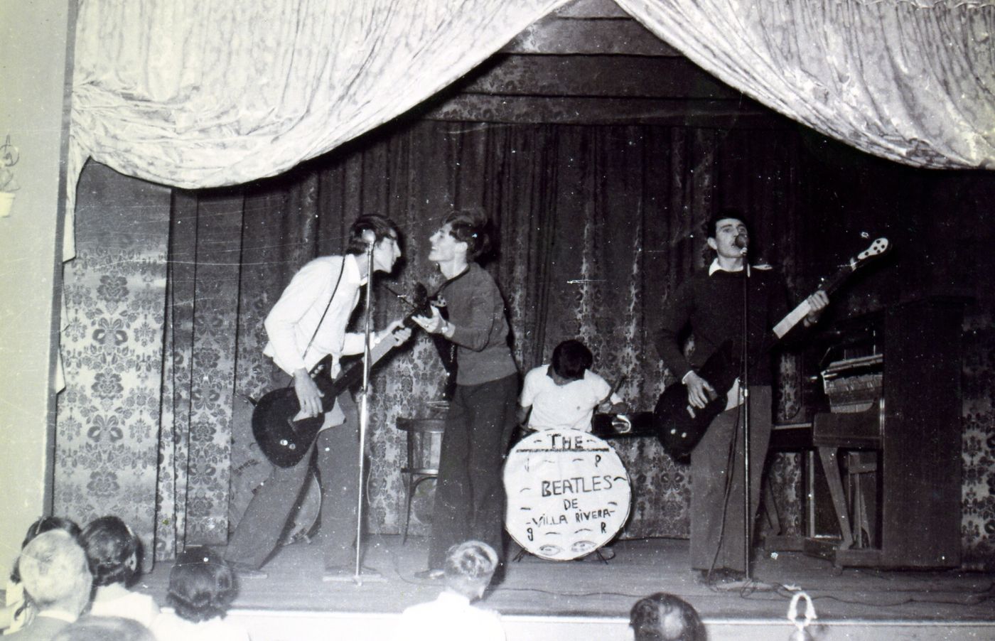 La revolucion de The Beatles en el escenario del club del barrio.