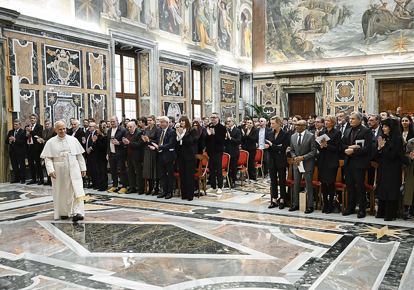 Le&oacute;n XIV durante el encuentro de cineastas en el Vaticano