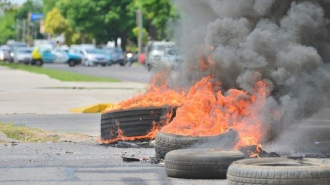 corte, gomas quemadas y caos de transito en plaza moreno por una protesta de upcn