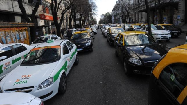 tras el fallo de la justicia a favor de uber, reaccionaron taxistas y remiseros de la plata