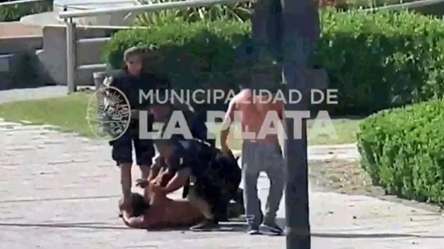 video: otra salvaje pelea de trapitos causo conmocion en plaza moreno y tuvo que intervenir la policia