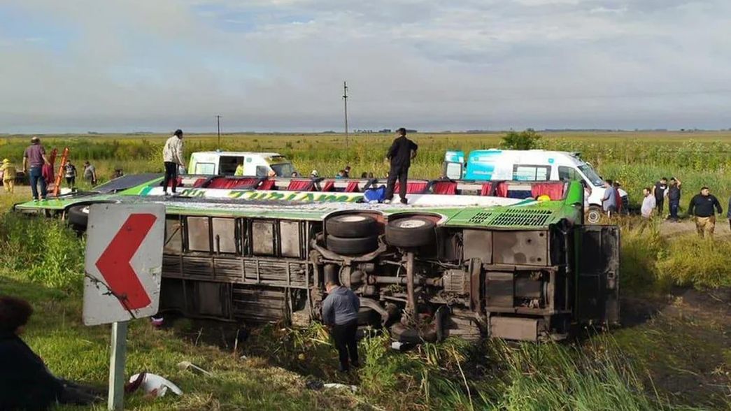 Un micro que iba a Mar del Plata por la Ruta 2 volcó, dos personas murieron y varias resultaron heridas