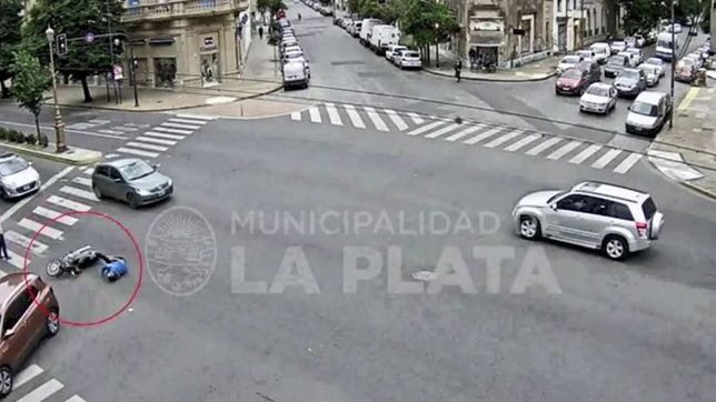 un auto doblo sin mirar por diagonal 80 y atropello a un motociclista