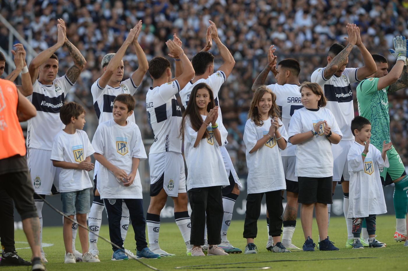 Gimnasia Huracan saludo.JPG