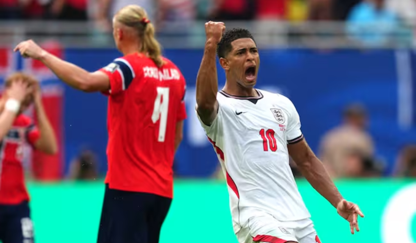 Jude Bellingham festeja su gol para Inglaterra ante Noruega.