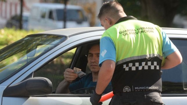 un inspector volvia de hacer un control por el coronavirus en la plata, dos ladrones lo golpearon y le robaron todo