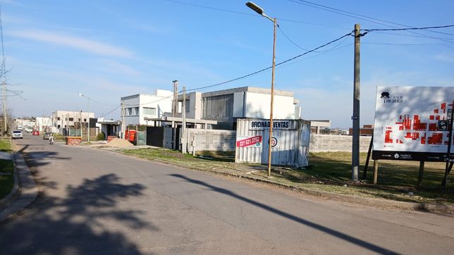 vecinos de un exclusivo barrio exigen que se retome una obra frenada hace 8 meses