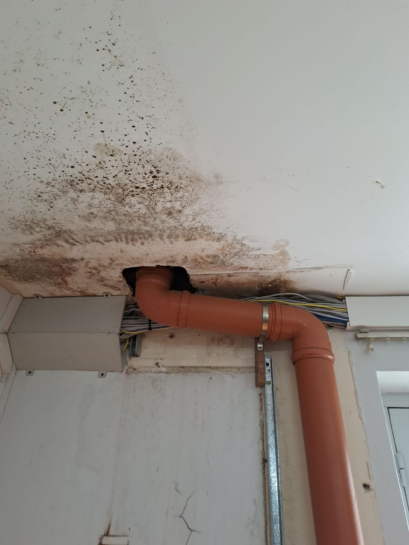 Cables y desagües, una combinación que puede resultar muy peligrosa.
