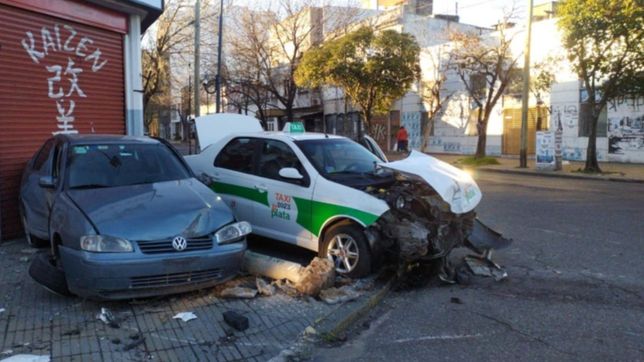 un fuerte choque termino con un auto y un taxi arriba de la vereda