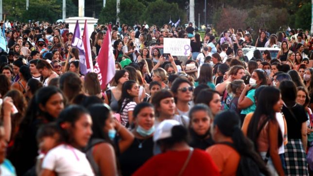 paro, marcha e intervenciones artisticas: asi se vivio el dia de la mujer en la plata