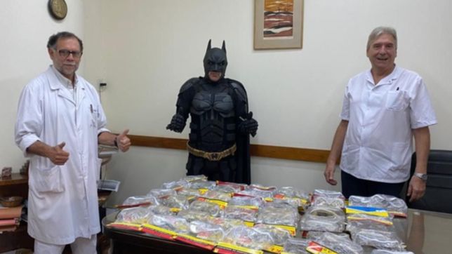 batman pidio permiso y fue en batimovil a entregar 60 antiparras al hospital de ninos