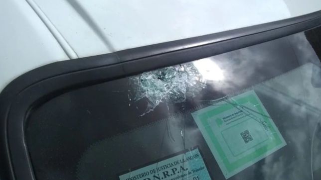 quiso interrumpir un partido de futbol en plena cuarentena y lo atacaron a piedrazos