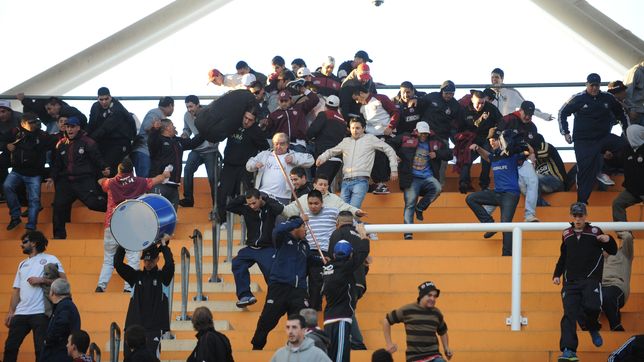 tragedia y muerte en el unico: el dia que se terminaron los hinchas visitantes en el futbol argentino