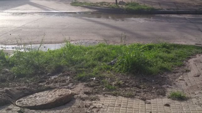 vecinos de la loma explotaron con absa: nos condenan a vivir en la inmundicia cloacal